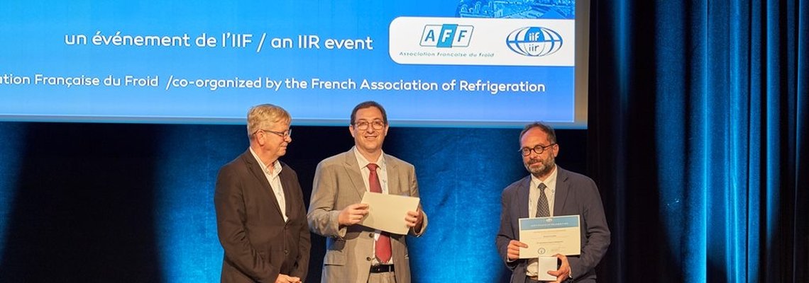 Jocelyn BONJOUR (INSA Lyon), au centre, entouré d'Eric DEVIN (AFF, à gauche), et de Gérald CAVALIER (Tecnea-Cemafroid et AFF, à droite) lors de la cérémonie de clôture du Congrés International du Froid (ICR 2023) à Paris en août 2023.