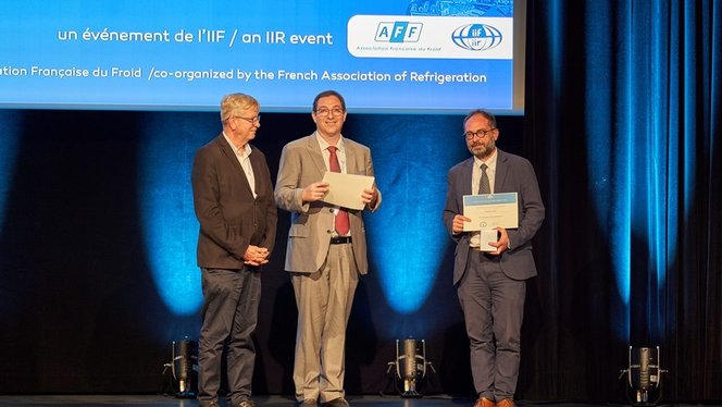 Jocelyn BONJOUR (INSA Lyon), au centre, entouré d'Eric DEVIN (AFF, à gauche), et de Gérald CAVALIER (Tecnea-Cemafroid et AFF, à droite) lors de la cérémonie de clôture du Congrés International du Froid (ICR 2023) à Paris en août 2023.